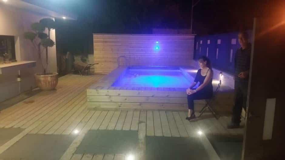 בריכת אינטקס וחיפוי עם דק