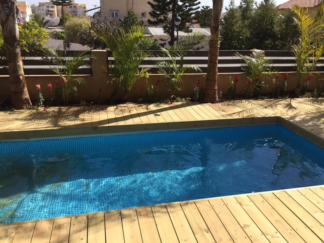 הקמת דק ובריכה