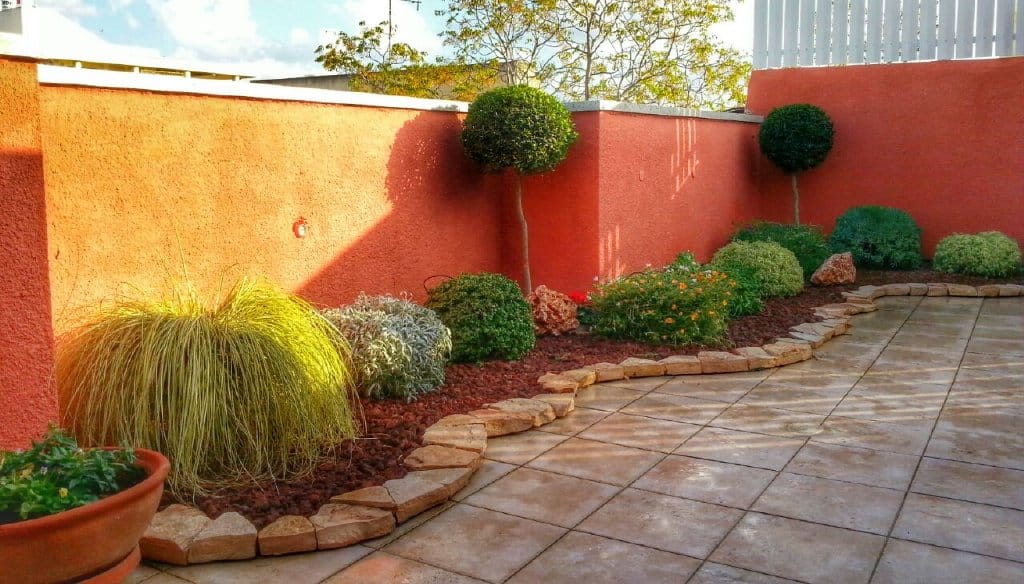 מרפסת עם גינה הידרופונית