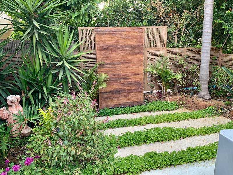 אלמנטים של מים בגינה הטרופית