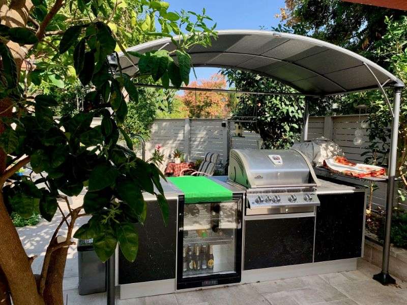 חוץ בגינה - תכנון, עיצוב והקמת גינה עם מטבח חוץ בראשון לציון